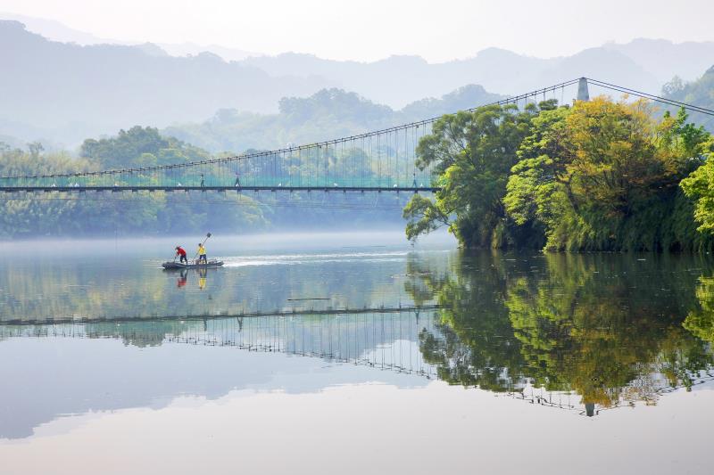 明德水庫的湖面與吊橋